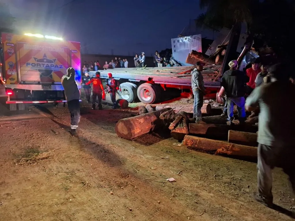 Zitácuaro: conductor pierde el control y vuelca el torton en el que llevaba troncos-2