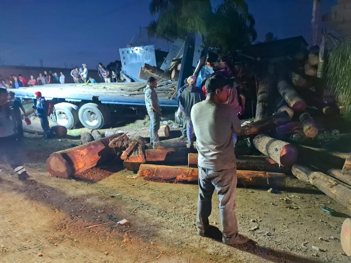 Zitácuaro: conductor pierde el control y vuelca el Torton en el que llevaba troncos