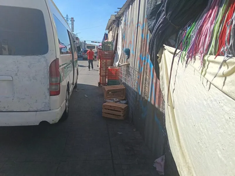 Ambulantaje invade vialidades en torno al mercado Independencia