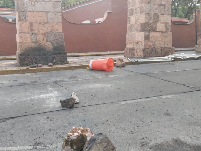Ante bloqueos de sindicalizados de Salud, en Morelia, automovilistas se abren paso como sea