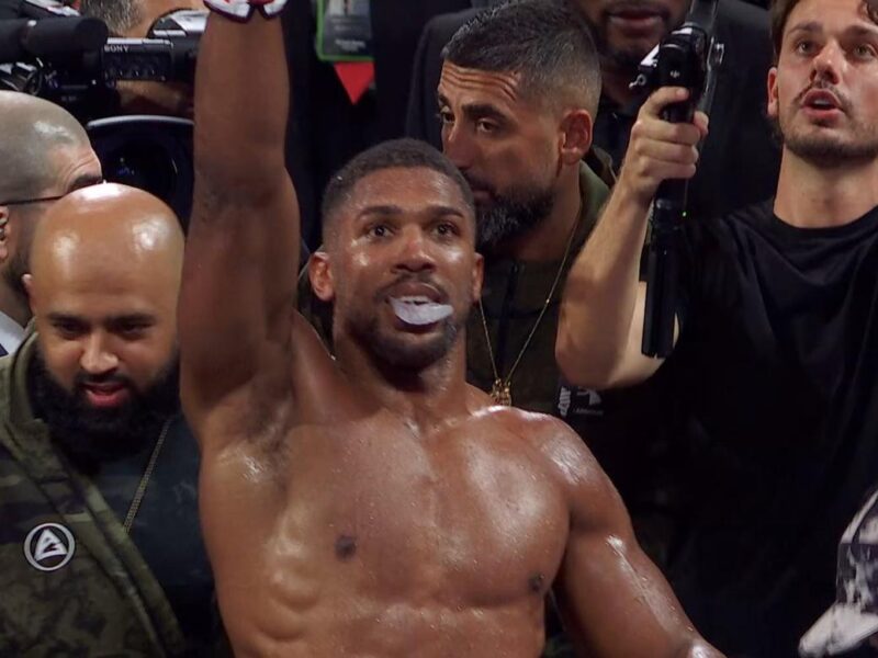 ¡Anthony Joshua acabó con Jake Paul en la pelea más mediática del 2025!