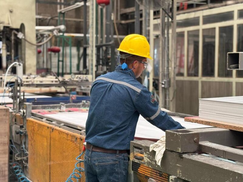 Aumento al salario mínimo beneficiará a 325 mil trabajadores michoacanos: Bedolla