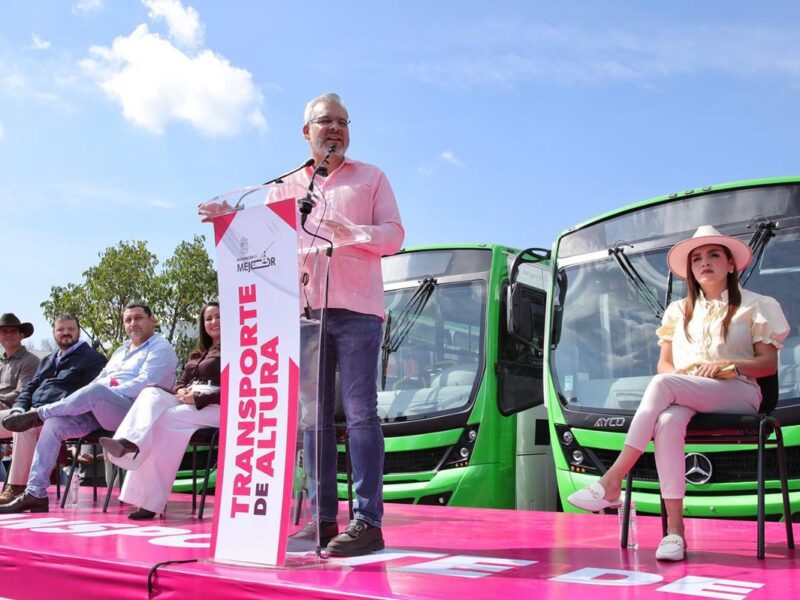 Bedolla moderniza el transporte en Uruapan; entrega primeras 80 unidades nuevas