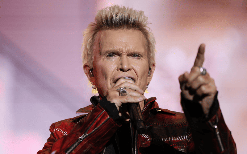 Billy Idol festeja 70 años con rock y le cantan Las Mañanitas con mariachi en la CDMX