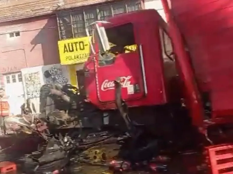 Camión de la Coca Cola provoca choque vial en la Lago Uno de Morelia