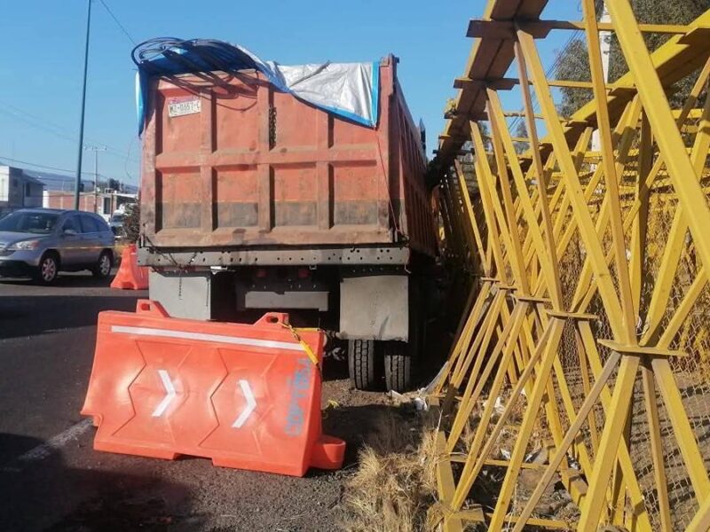Camión de volteo pierde el control y se impacta contra puente en la Av. Madero Poniente de Morelia