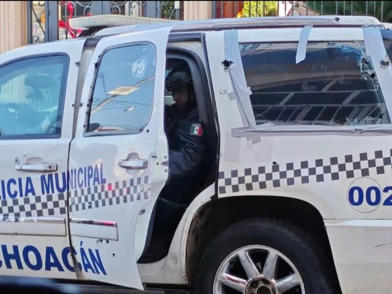 Camioneta de policías municipales en Tingüindín es atacada a balazos; no hay lesionados graves