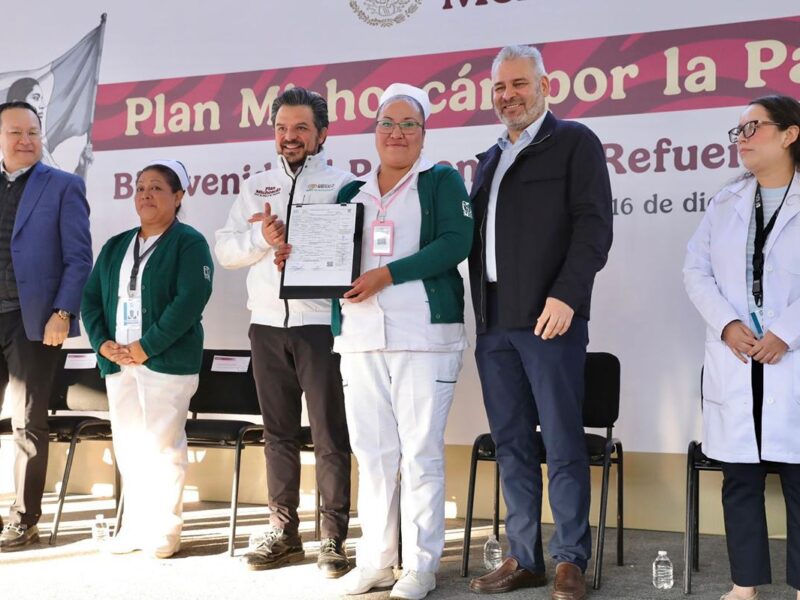 Certeza laboral para reforzar servicios de salud; Bedolla y Zoé Robledo entregan bases a 270 trabajadores del IMSS