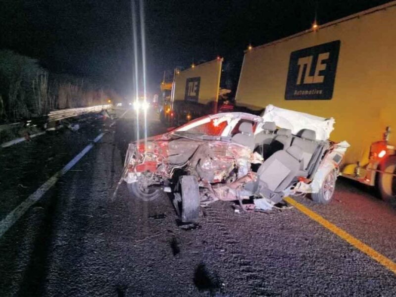 Choque entre vehículo compacto y tráiler nodriza deja un muerto en la Siglo XXI