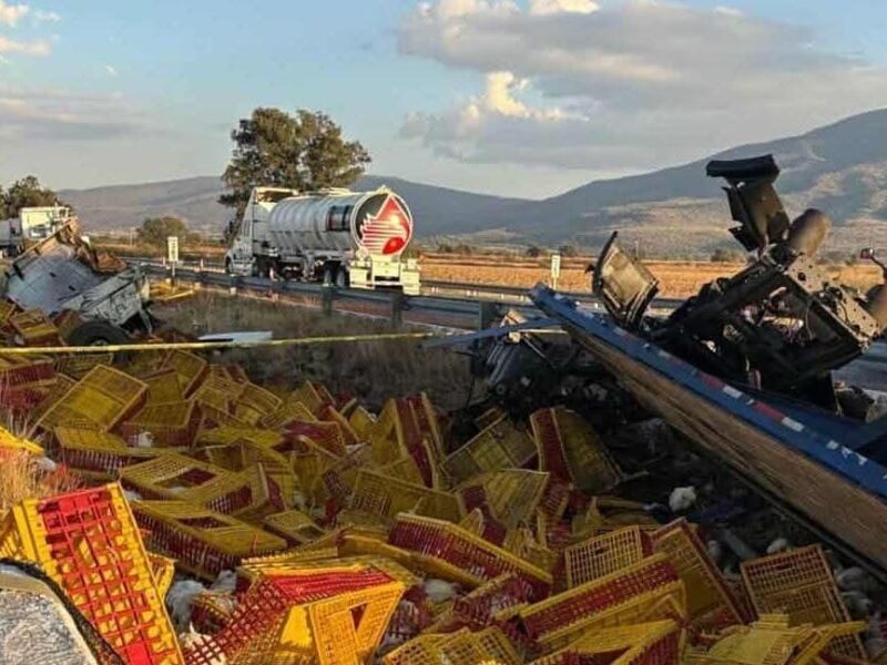 Conductor pierde la vida al volcar la unidad que manejaba en la autopista de Occidente