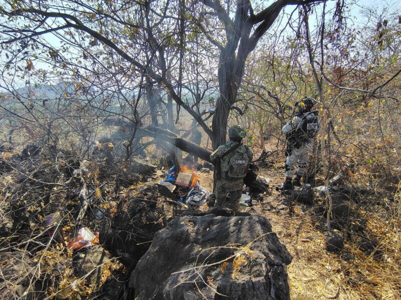 desactiva 15 artefactos explosivos y destruye campamento clandestino en Apatzingán