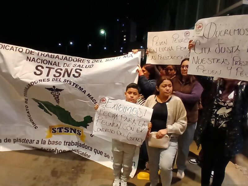 Diputados se esconden para sesionar, trabajadores de salud les siguen el paso