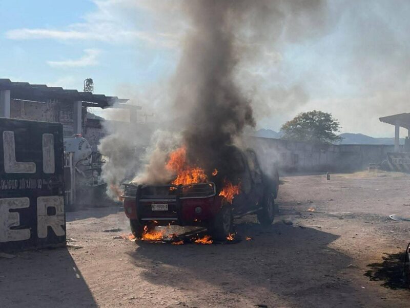 Dos personas heridas y una camioneta incendiada, dejó explosión de gas al interior de una empresa en Huetamo