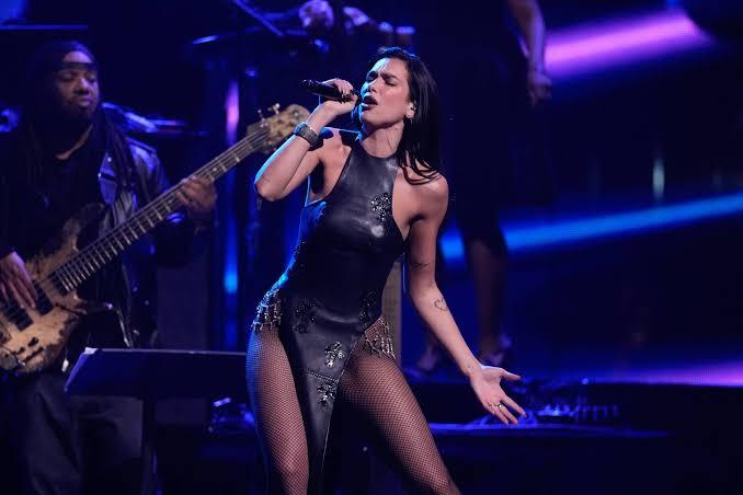 Dua Lipa paraliza México con una emotivo 'Bésame Mucho' ante 65 mil personas