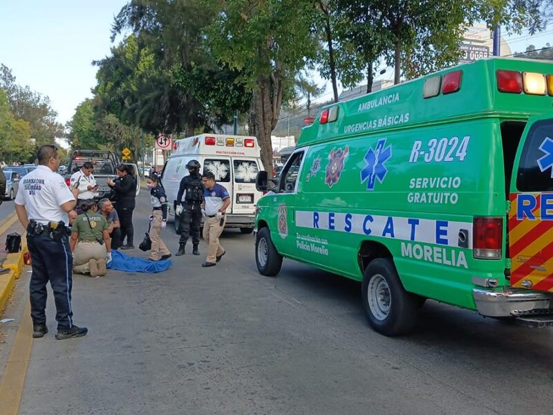 En accidente vehicular atropellan a una mujer frente a Plaza Fiesta Camelinas en Morelia