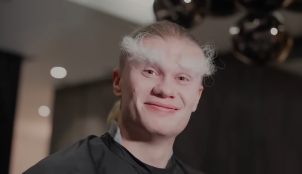 Erling Haaland sorprende a niños en Manchester disfrazado de Papá Noel-2