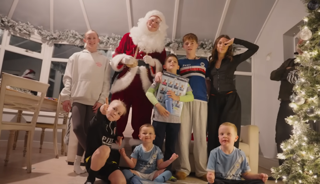 Erling Haaland sorprende a niños en Manchester disfrazado de Papá Noel-3