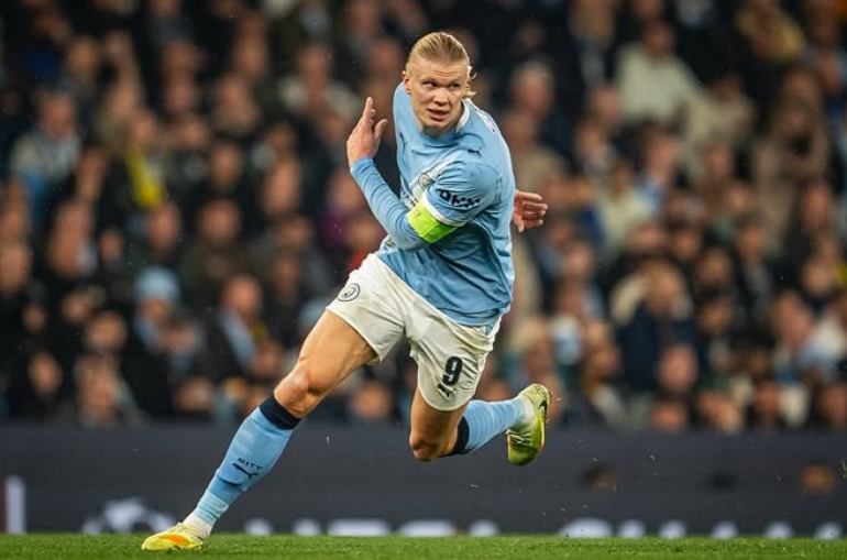 Erling Haaland sorprende a niños en Manchester disfrazado de Papá Noel