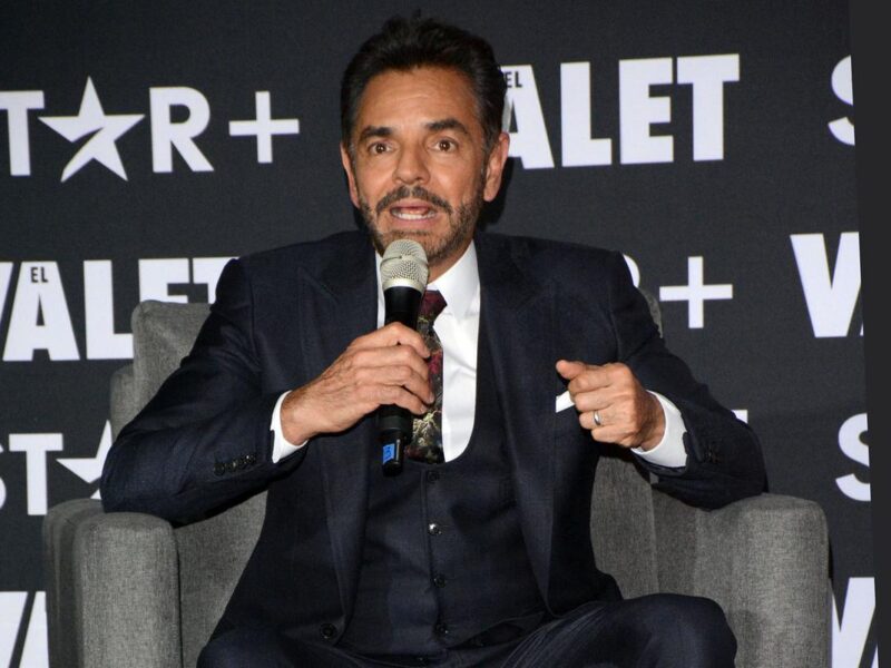 Eugenio Derbez llega a México y enfrenta críticas por su escaso apoyo a Aislinn en su duelo