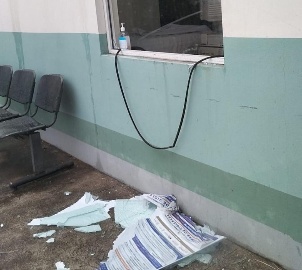 Explosión en Coahuayana alcanzó al Hospital Integral-3