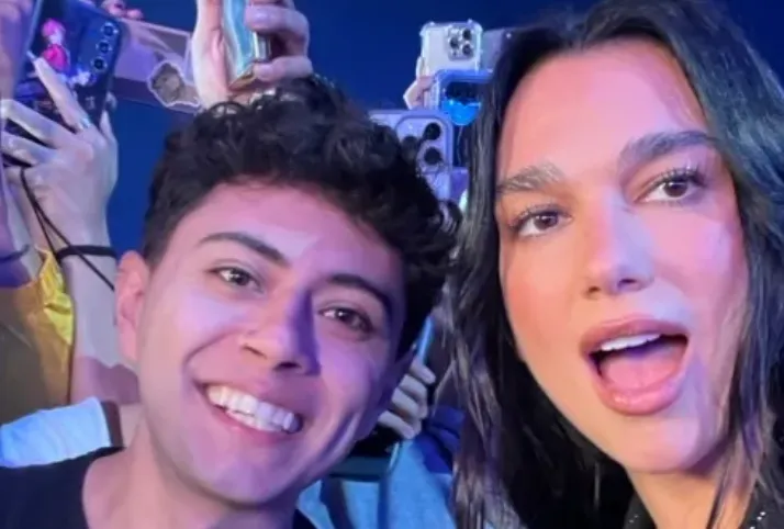 Fan cumple su promesa y se tatúa el corazón que Dua Lipa le dibujó en el brazo