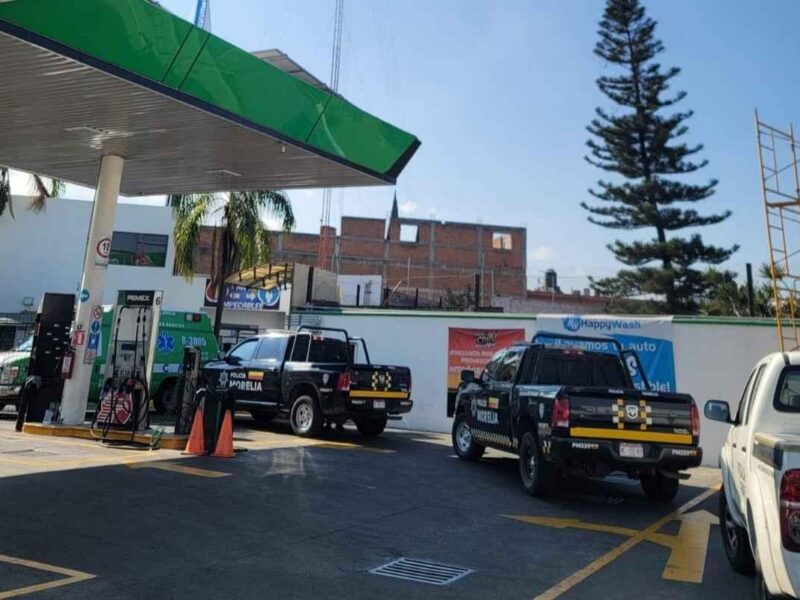 Hallan a hombre muerto en baño de gasolinera en Morelia