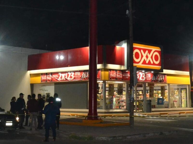 Hombre resulta baleado tras salir de un OXXO en Uruapan