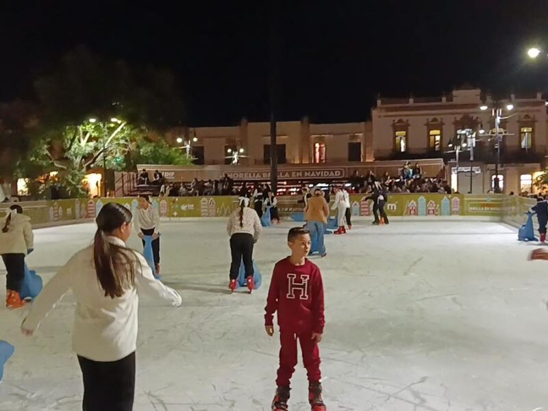 Inauguran pista de hielo gratuita en el Centro de Morelia