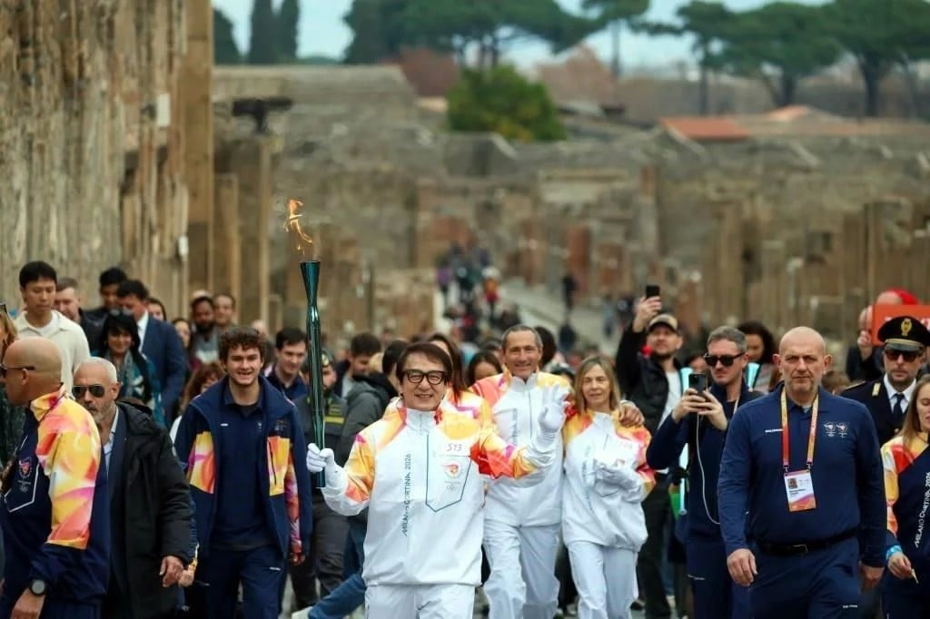 Jackie Chan porta la antorcha olímpica en las ruinas de Pompeya r