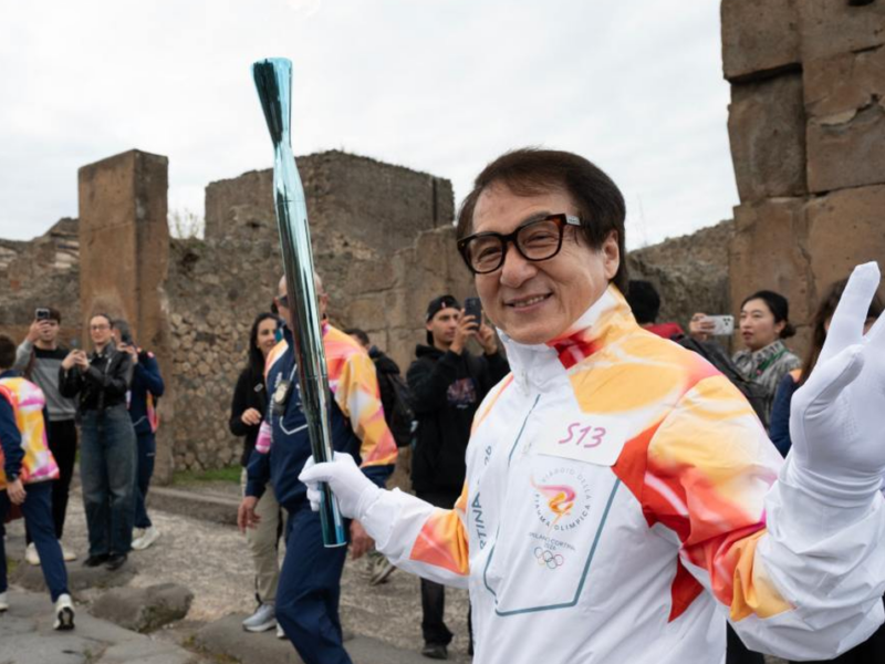 Jackie Chan portar la antorcha olímpica en las ruinas de Pompeya rumbo a Milán-Cortina 2026