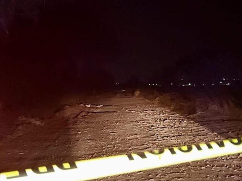 Localizan semi enterrado el cuerpo sin vida de un hombre en Zamora