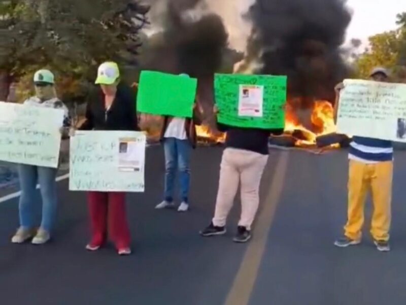 manifestantes bloquean la Apatzingán - Tepalcatepec; exigen aparición con vida de familiares