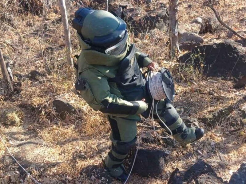 Militares desactivan dos explosivos caseros en brecha de Buena Vista, Michoacán