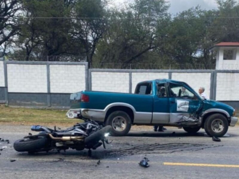 Motociclista pierde la vida al chocar contra una camioneta en la Pátzcuaro-Uruapan