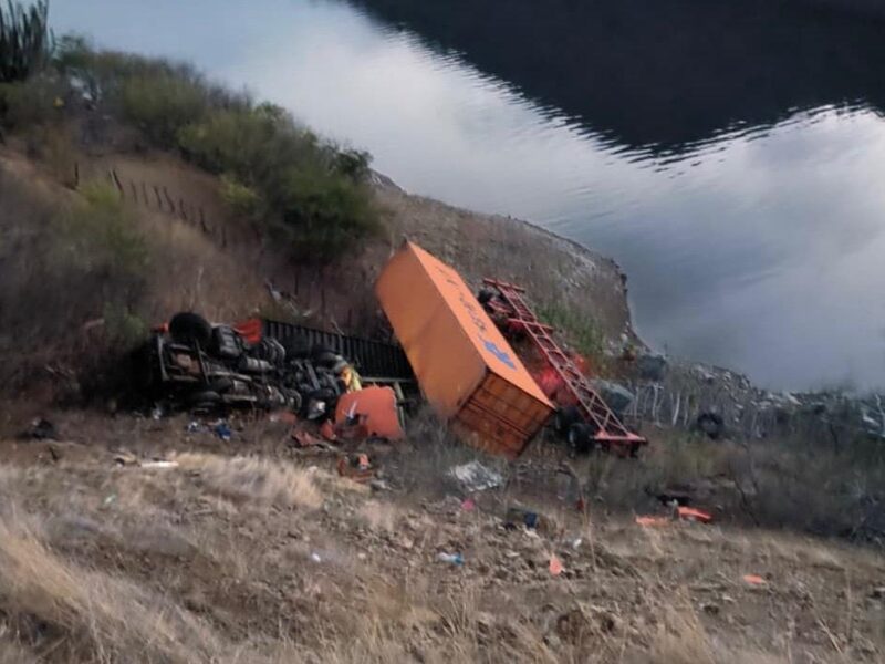 Muere conductor de tráiler al perder el control de su unidad y caer a un Barranco