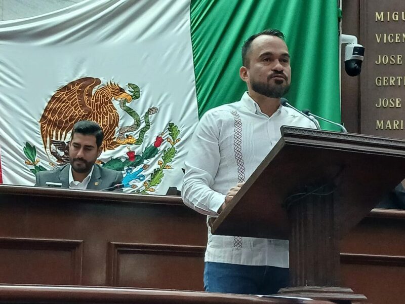 “No necesitamos líderes guiados por la testosterona”, sostiene Hugo Rangel