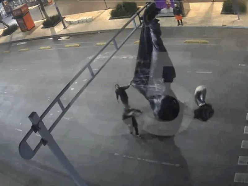 Paracaidista estadounidense atorado en semáforo del Centro de CDMX