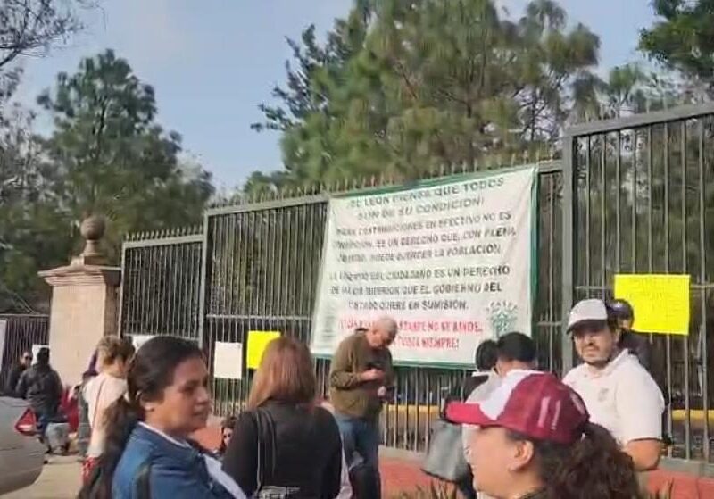 Protestan Trabajadores de Salud en Casa Michoacán; va una semana de bloqueos