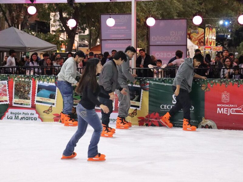 ¡Que no se te pase! Este miércoles pista de hielo de la Villa Navideña abrirá hasta las 15:00 hrs