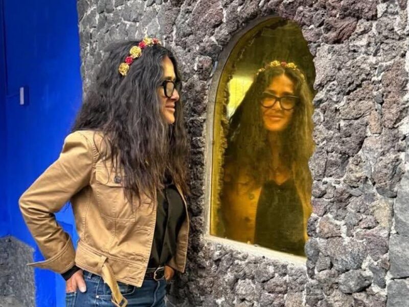 Salma Hayek Honra a Frida Kahlo en la Casa Azul