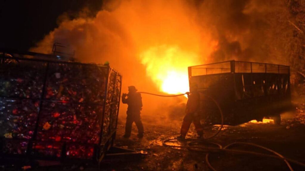 Sofocan incendio de recicladora de plásticos en Morelia