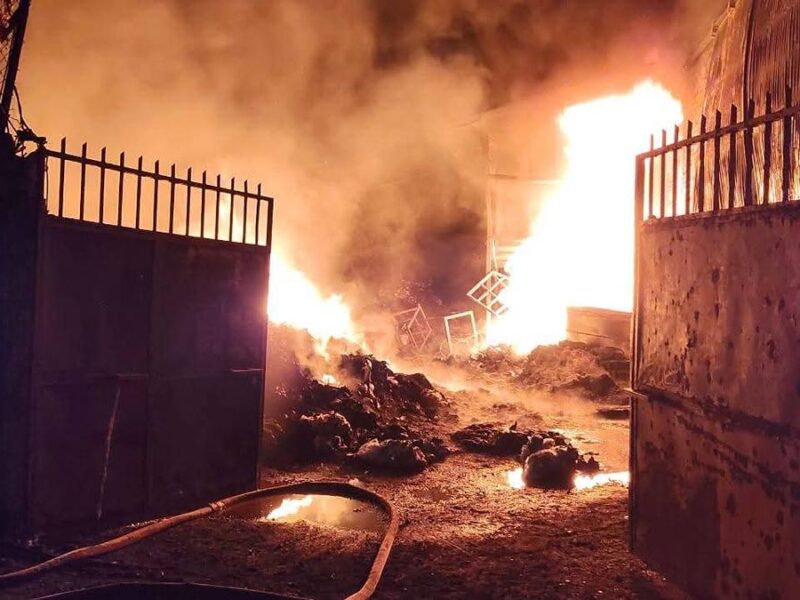 Sofocan incendio en bodega de reciclaje en Uruapan