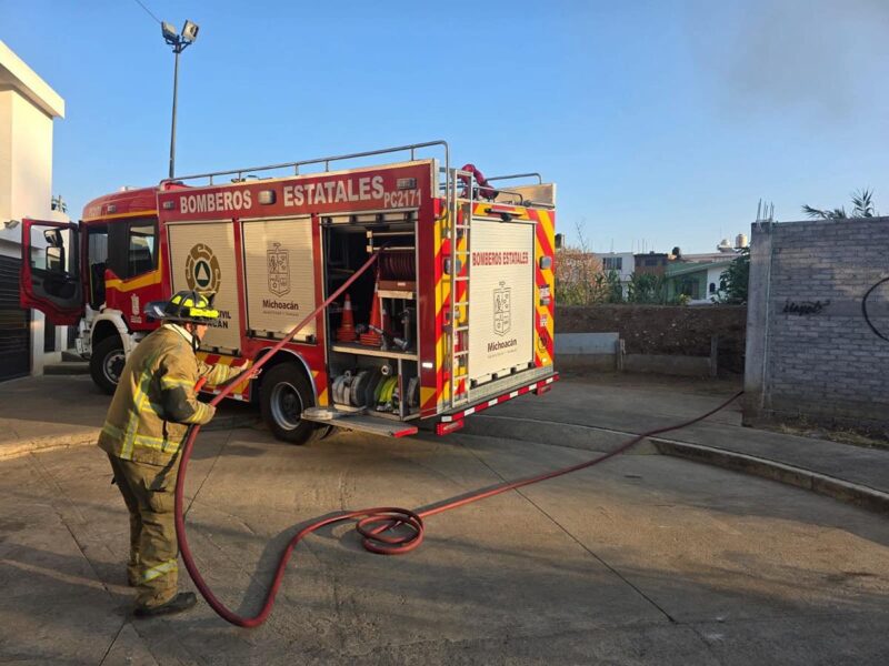 Sofocan incendio Incendio de pastizal alcanza vivienda de madera y cartón en Morelia