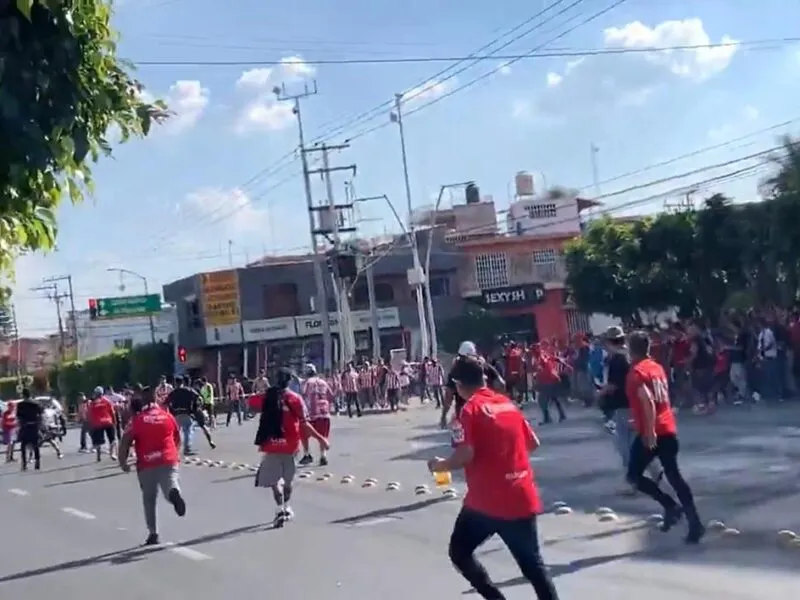Violencia en fútbol mexicano: Aficionados de Chivas e Irapuato se enfrentan