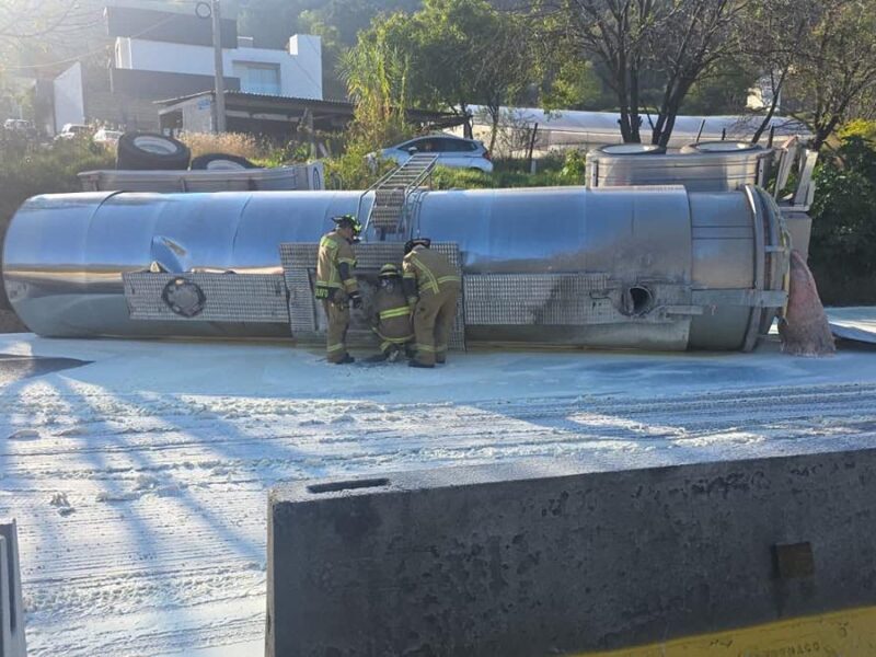 Vuelca camión con aceite en Morelia; accidente provocó el derramamiento del líquido