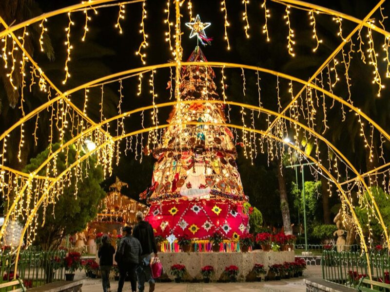 ¿Ya conoces el árbol navideño artesanal que embellece Erongarícuaro?