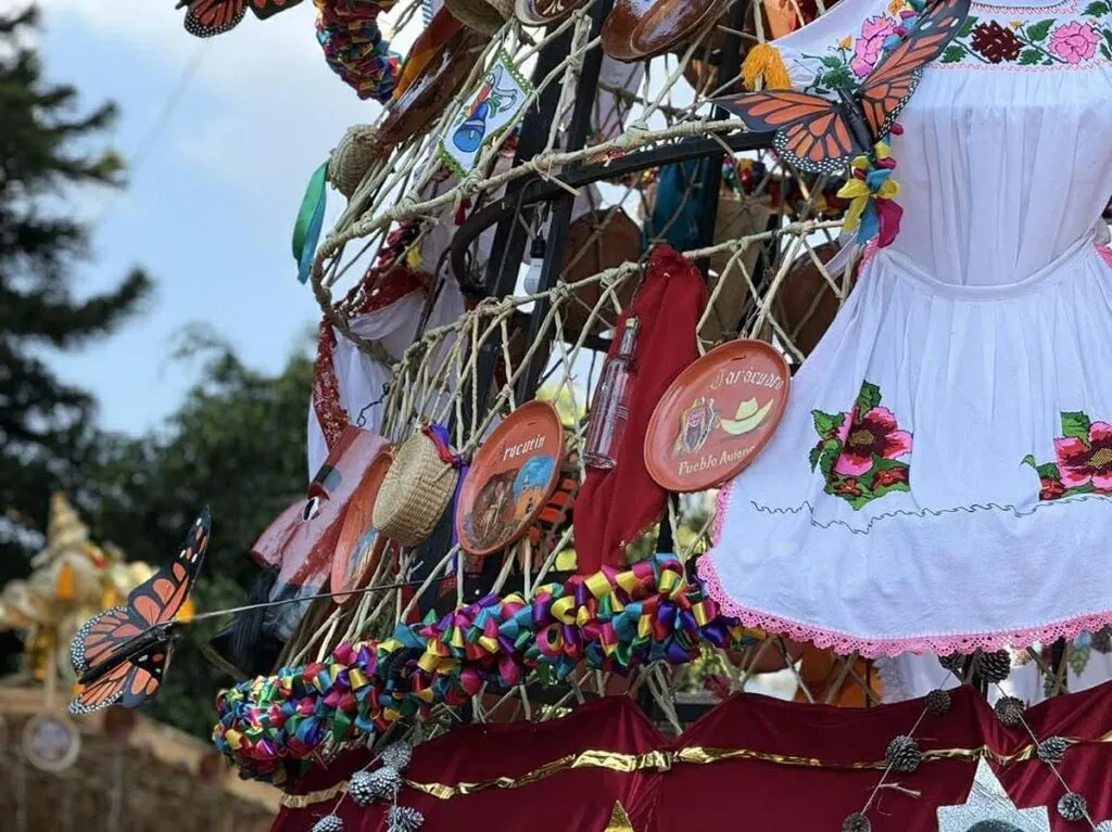 ¿Ya conoces el árbol navideño artesanal que embellece Erongarícuaro?-1