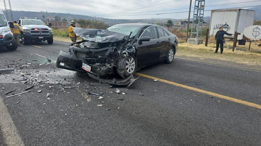 Aparatoso accidente deja a una persona herida en La Mintzita, Morelia