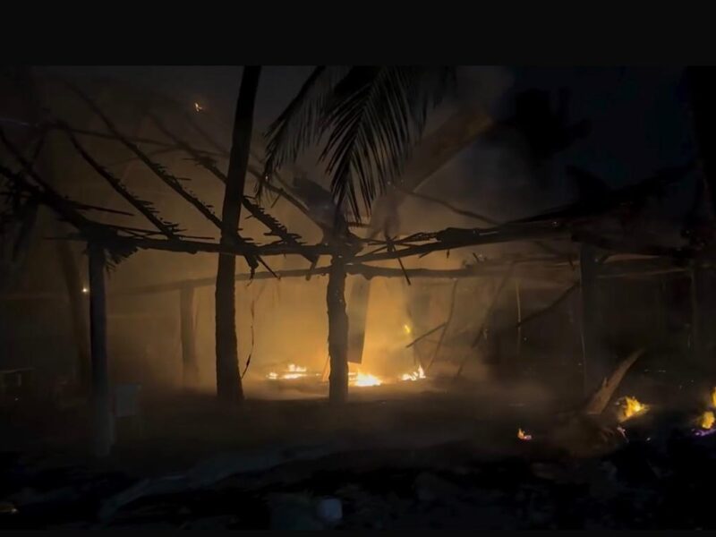 Por pirotecnia se incendia el restaurante "Palapa Palma de Río" en Coahuayana, Michoacán provocando pérdidas totales