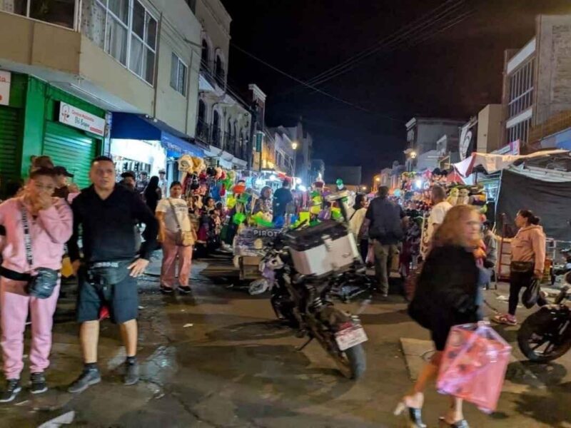 Atacan a balazos a madre e hijo en pleno tianguis de Reyes Magos en Zamora